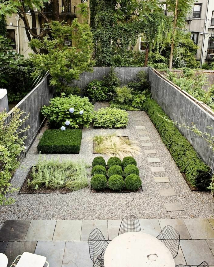 зелена градина с различни цветни лехи - малка модерна предна градина