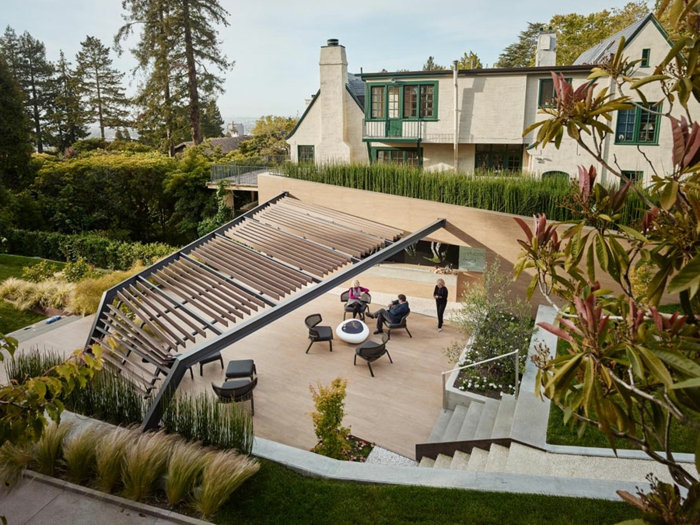 пергола, чиста трева, градинско обзавеждане и къща в минималистичен стил - модерни предни градини