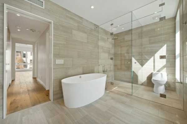 -Mala-minimalista de vidrio para duchas-azulejos-madera ópticas