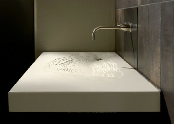 minimalistički model po dizajner umivaonikom