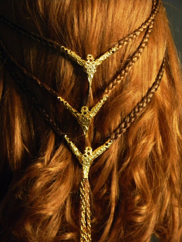 három apró, arany díszítésű fonat, vörös haj fonott frizurák