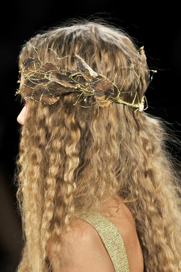 kovrčava, plava kosa s tiarom zlatne žice poput lišća u obliku frizure srednjeg vijeka