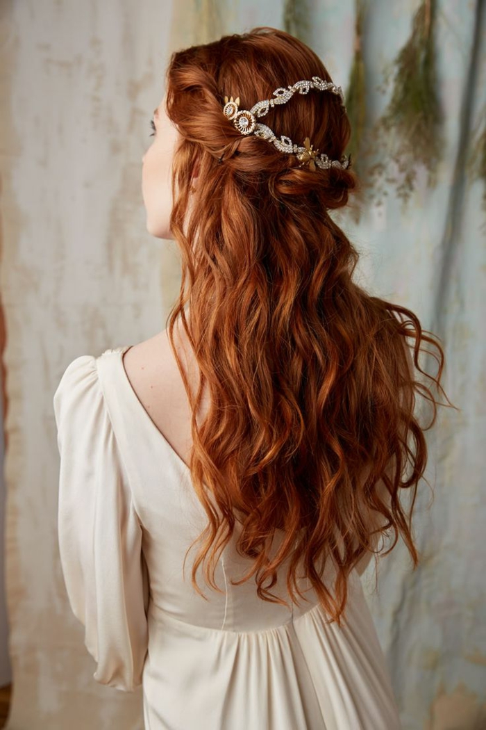 червена коса с къдрици, като прическа от сплетен венец, аксесоари за златна коса с перли