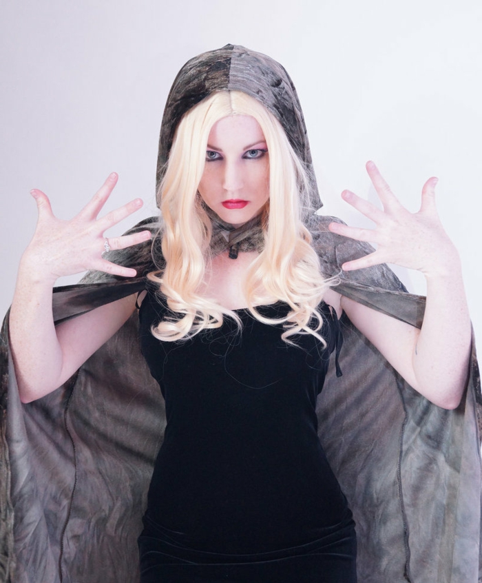 Cosplay od vještice s plavokosom kosom i srednjom dobu frizure, crnom haljinom