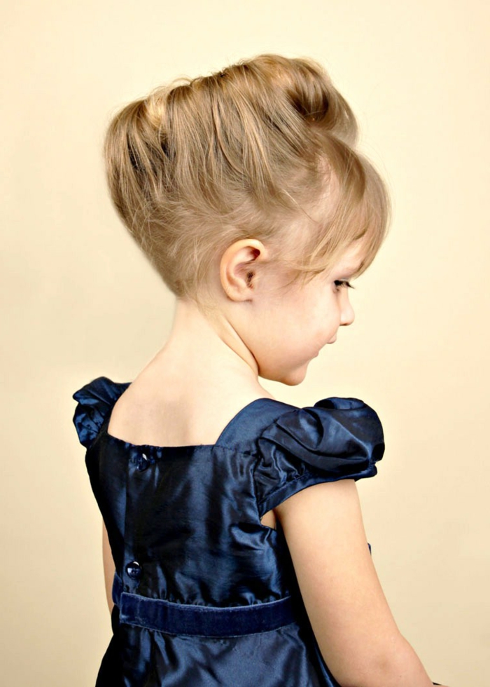 сладка средновековна прическа за малко момиченце със синя рокля