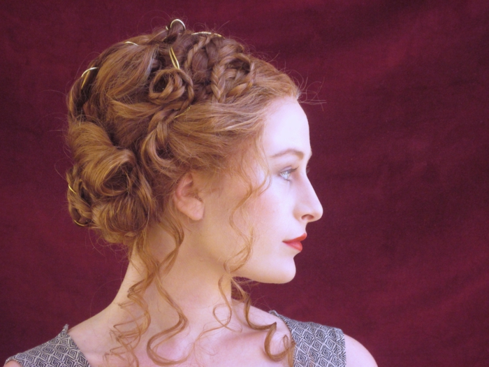 прическа на благородници в средновековието на червена коса, сива рокля, розово червило