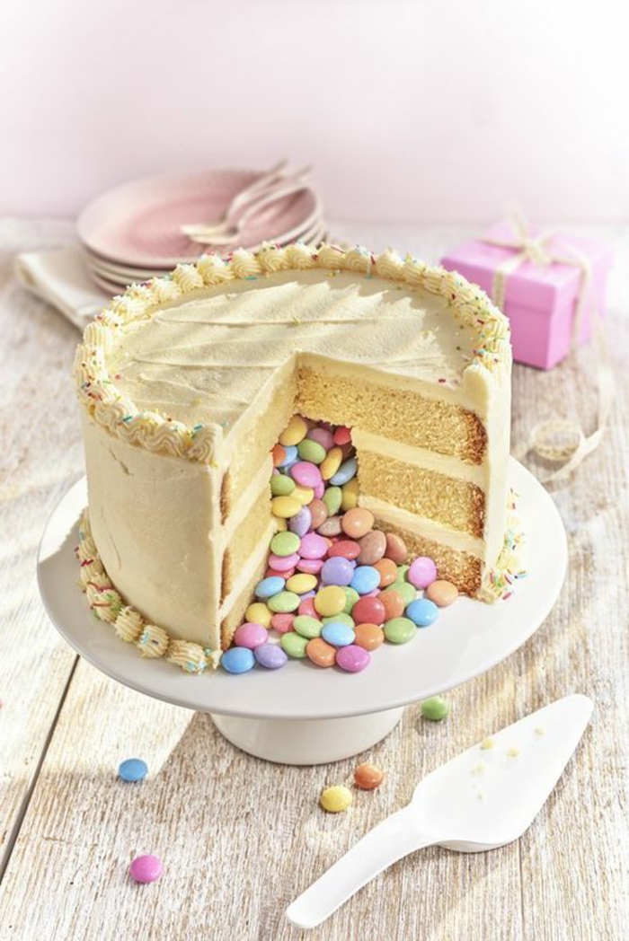 Вкусна торта, пълна с бонбони, изработени от бяла керамична торта