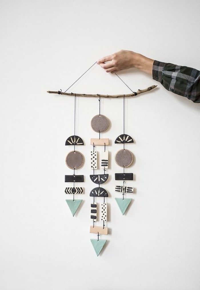un modelo abstracto de móvil hecho de plástico y madera