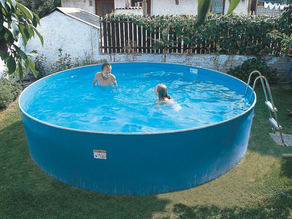 Мобилни басейни с кръгла форма, играещи деца, са две деца