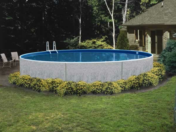мобилен басейн с кръгла форма в задния двор на къщата