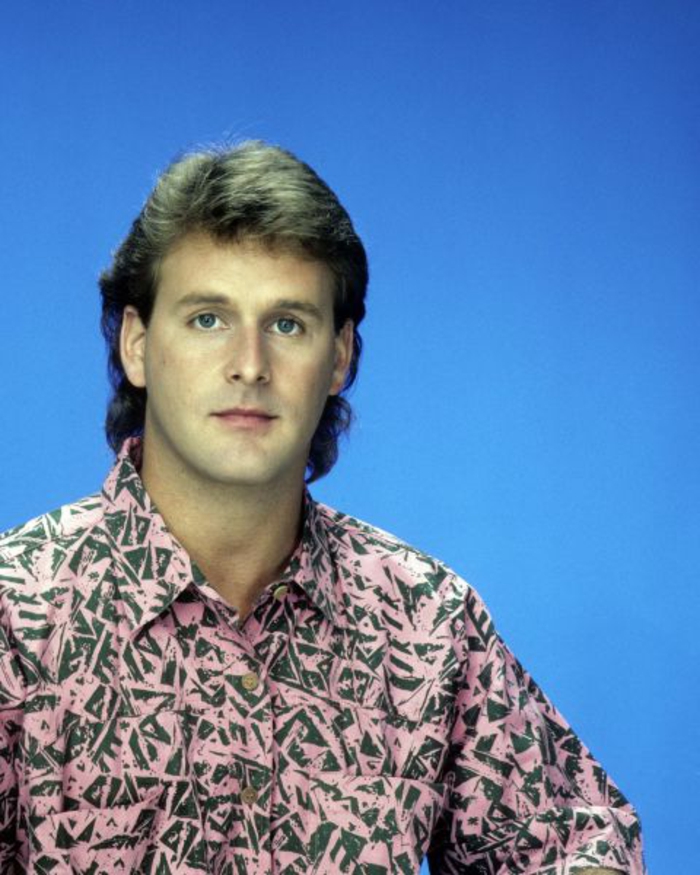 80-ih godina s ružičastom košuljicom s geometrijskim likovima u zelenoj boji, 80-ih godina frizura za muškarce