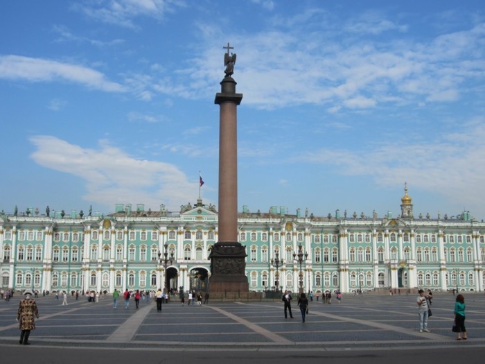moda-en-barroco Palacio de Invierno y la Columna de Alejandro-en-San Petersburgo-Rusia-bella arquitectura