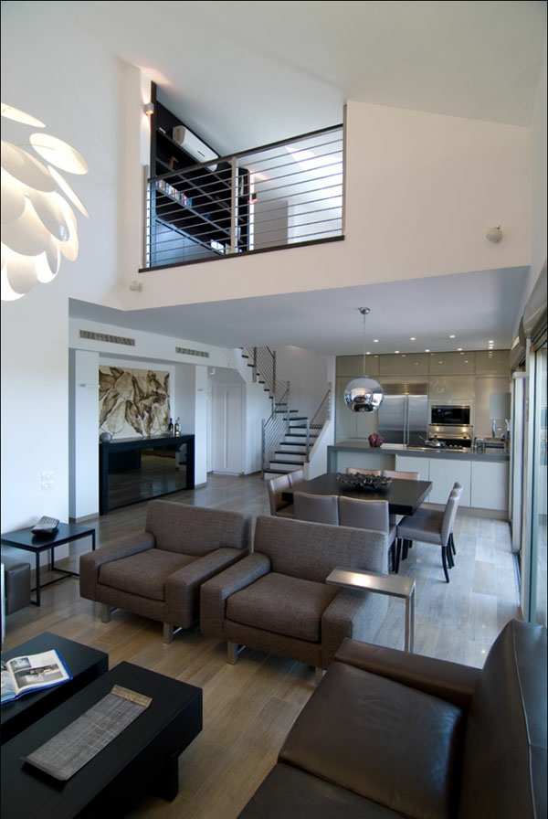 fehér design és elegáns bútorok egy modern nappaliban