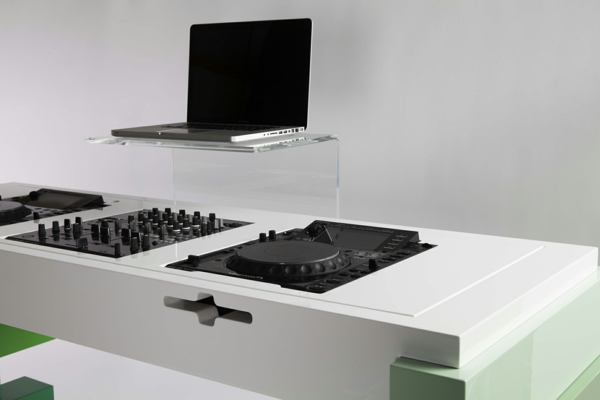 nézd meg a modern megjelenésű DJ-asztalokat - minimalista