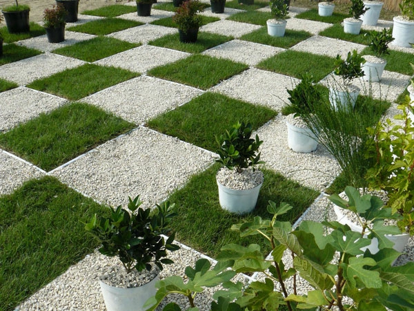 hermosa decoración para jardín - hierba con grava combina