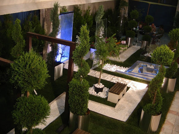labirintus hasonlít - fehér sétány a luxus kert zöld fák - a magánélet