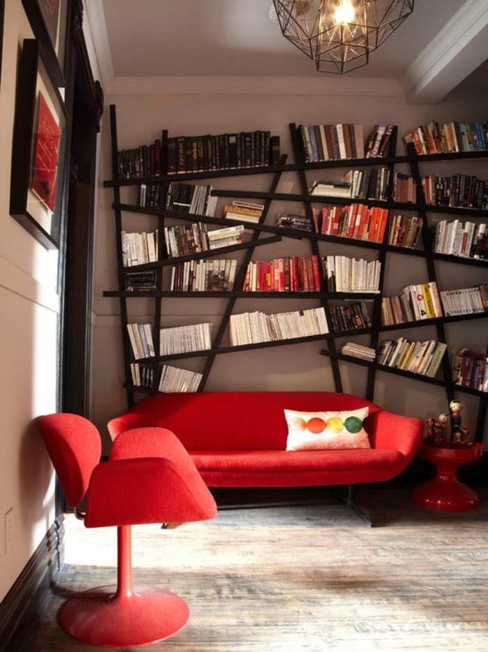 модерно съоръжение Асиметрични книги стена Червения Диван с модерен дизайн