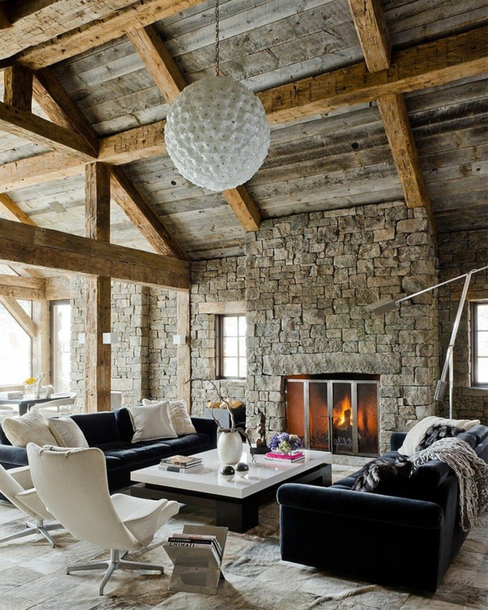 модерни мебели, селски интериорни каменни стени Камина дърво покрив