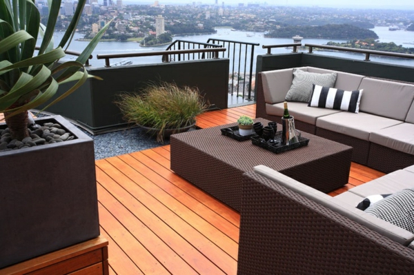 moderna terraza de suelo de diseño-con-madera y muebles de ratán