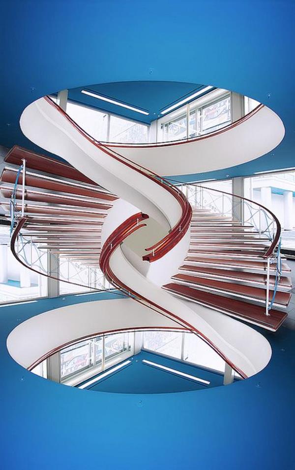 Σύγχρονη πάνες σκάλες-με-υπερ-μοντέρνο σχεδιασμό