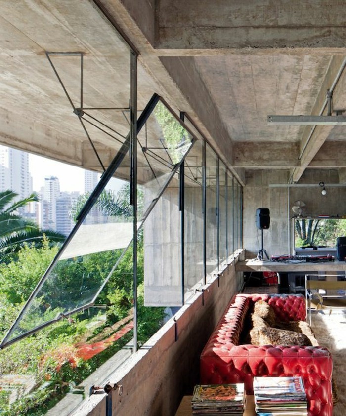 модерен апартамент-на-бетон и стъкло-червен кожен диван с бутони
