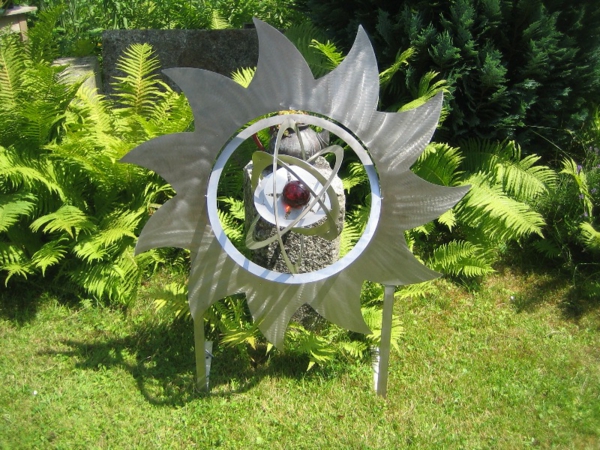 модерен атрактивен градински декор - неръждаема стомана - върху тревата