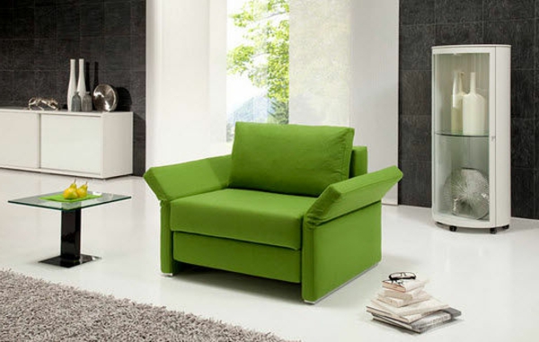 модерно-разтегателен фотьойл в зелено-бели завеси зад