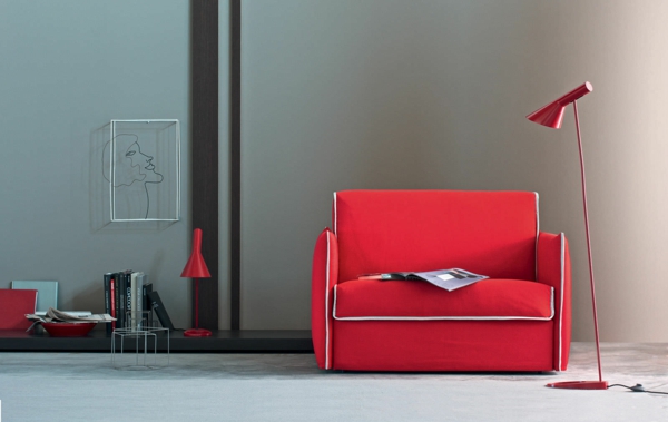 модерно разтегателно фотьойл в червено - стояща лампа до него
