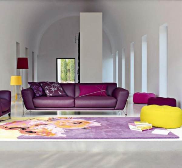 moderno-deco-living-room-super-carpet y taburete amarillo