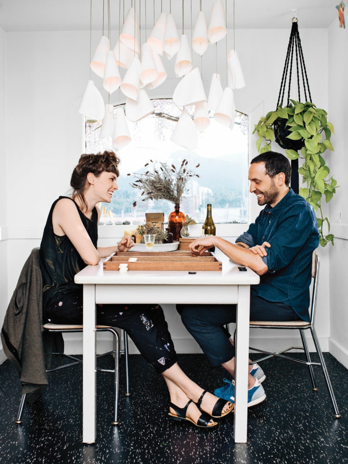 Modern-трапезария-мъж-и-жена-на-таблица