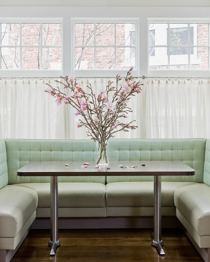 Modern-étkező-szép virágok-on-the-table