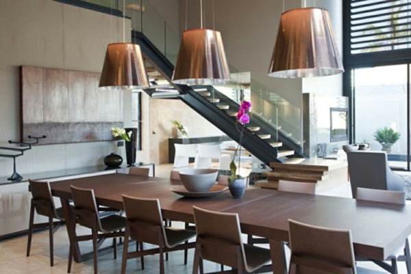 חדר אוכל מודרני-שלוש-מנורות - שולחן עם כיסאות רבים