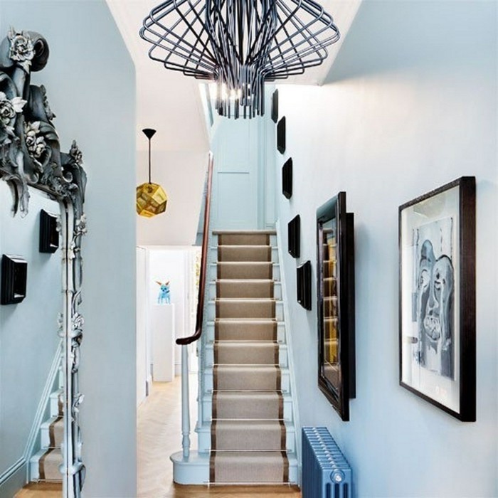 papier peint moderne couloir et miroir sur le mur kronleicher murs bleus