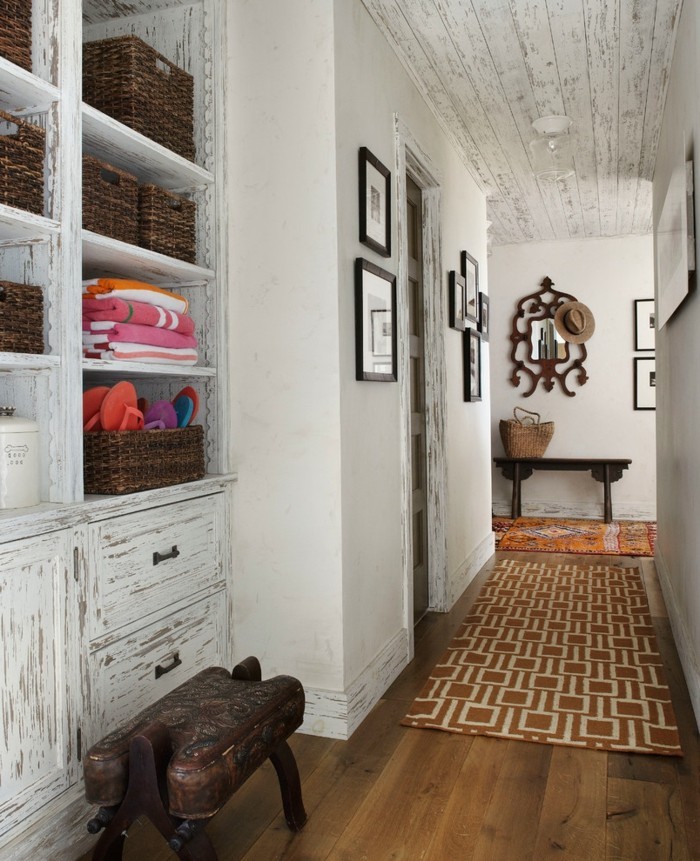 съвременен дизайн коридор-в-ретро-стил-с-облицовка-в-хармония с цвят на килим