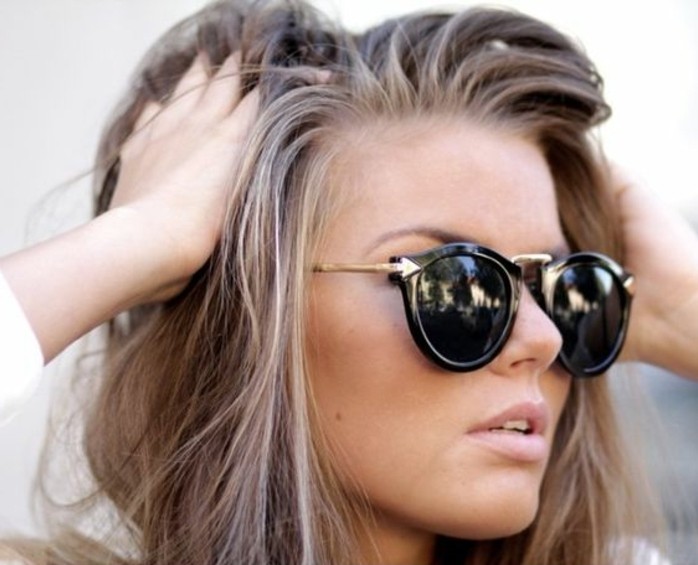 modern nő-with-szemüveg-cool-színű haj között barna-arany
