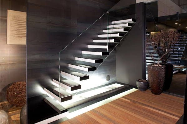 الحديثة الكابولي الدرج، في منزل مع الإضاءة