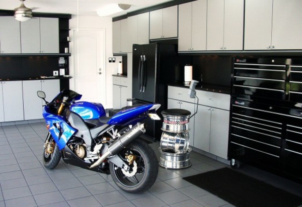 moderna garaža motocikl