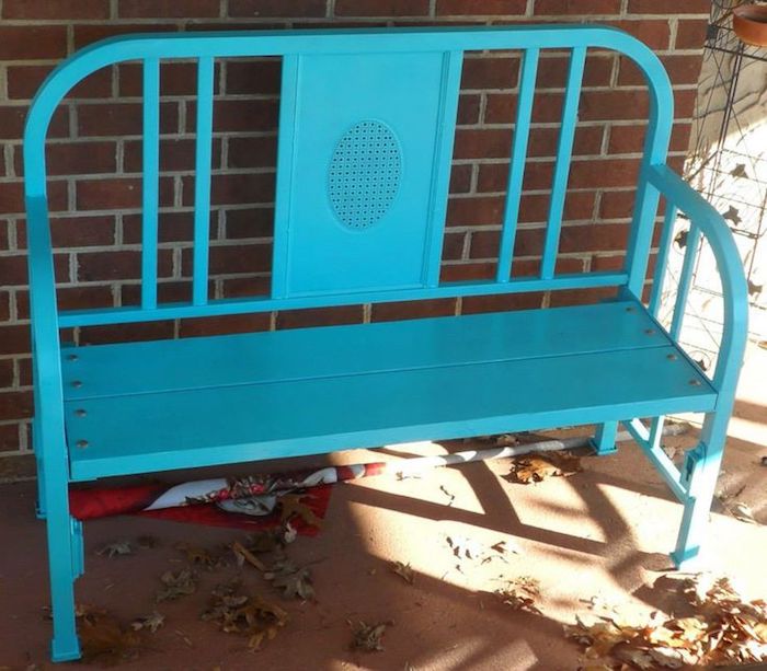 малък син градински пейка метал от старо легло - градина дизайн снимки - градински мебели изграждане себе си
