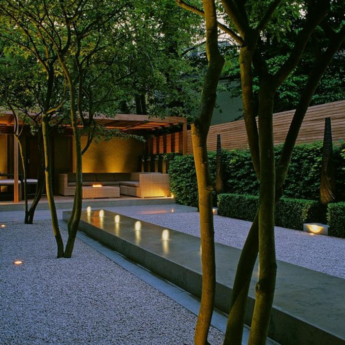 Ред подредени светлина в градината при привечер - дизайн градина примери