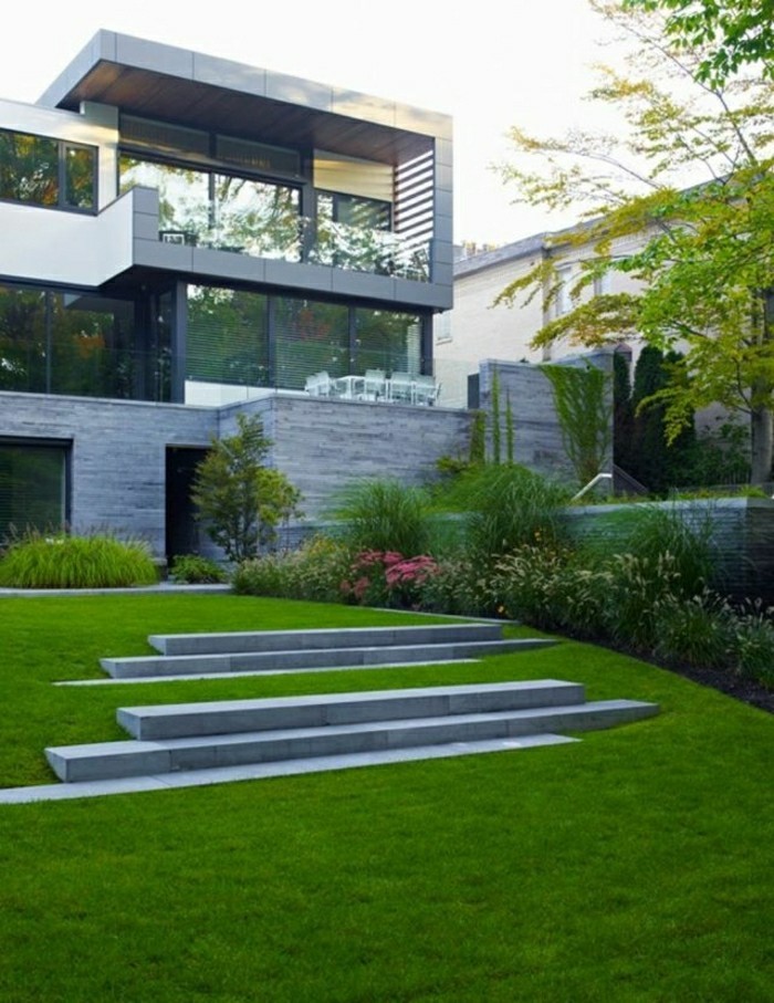 moderni-Gartengestaltung-with-betonilaatat-rasenfläche