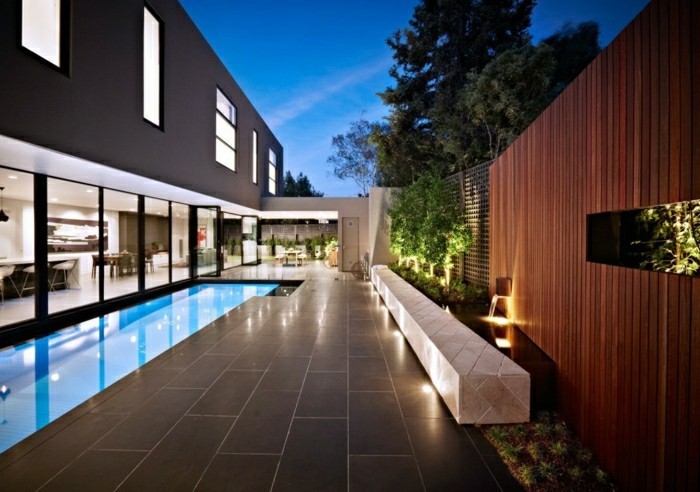 модерен дизайн-с-градина-теракот плувен басейн и marble-