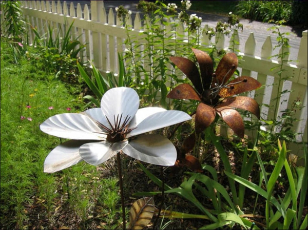 Modern kerti szobrok virágok