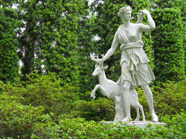 Modern kerti szobrok-vadász