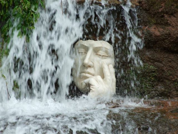 Suvremeni vrt skulptura Vodopad