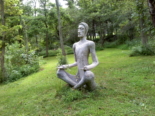 Modern kerti szobrok-jóga