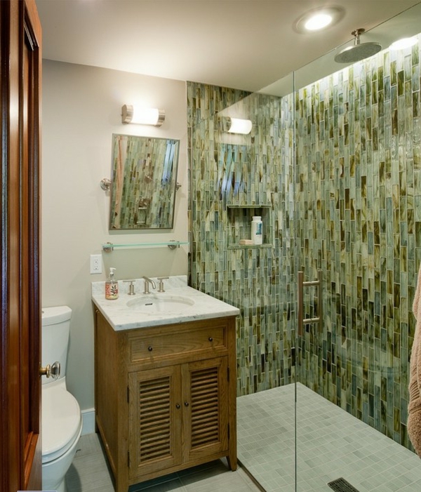 moderno-mosaico-ducha-en-hermoso-baño - gabinete de madera