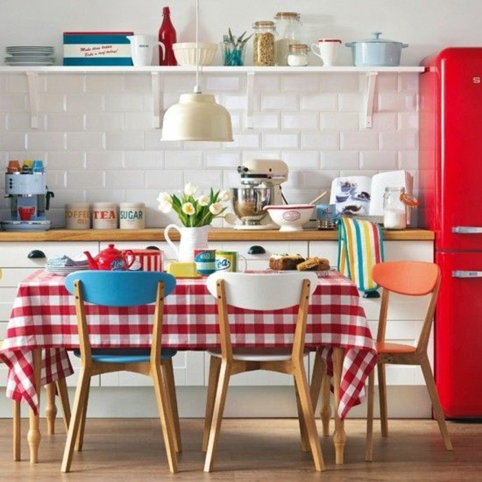现代舒适的厨房格仔，桌布，餐桌装饰的想法，在红