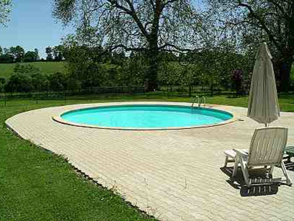 modern design-a-pool körül a természet