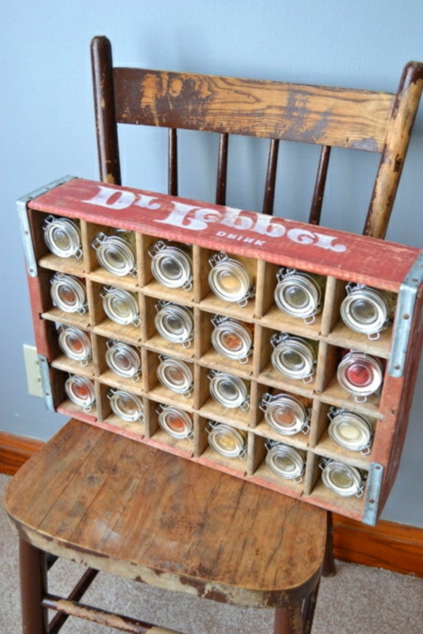 Silla con una vieja caja en ella - almacenar y organizar especias
