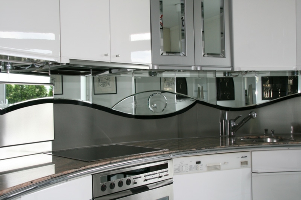 модерни сиви стени-панели за кухни-бели шкафове